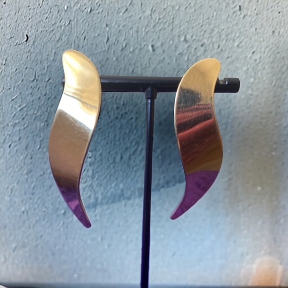 Signed MONET Gold Tone Curve Design Clip-On Earrings - Picture 2 of 5